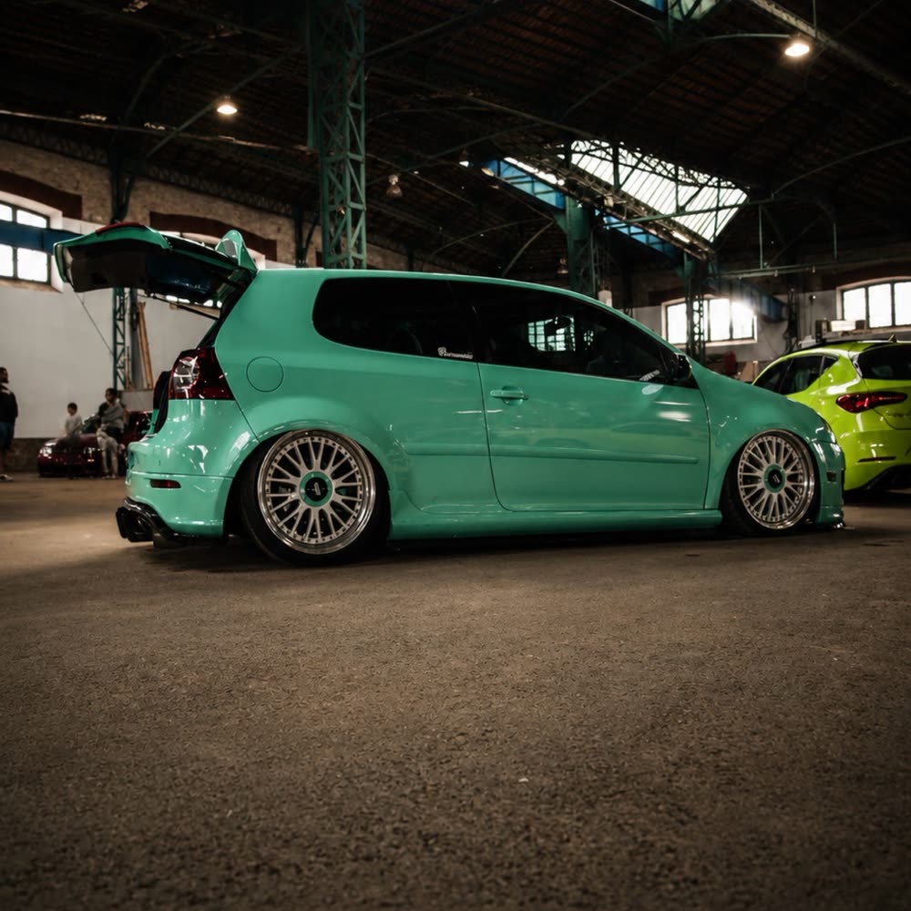 Volkswagen Golf verde menta rebajado en una quedada