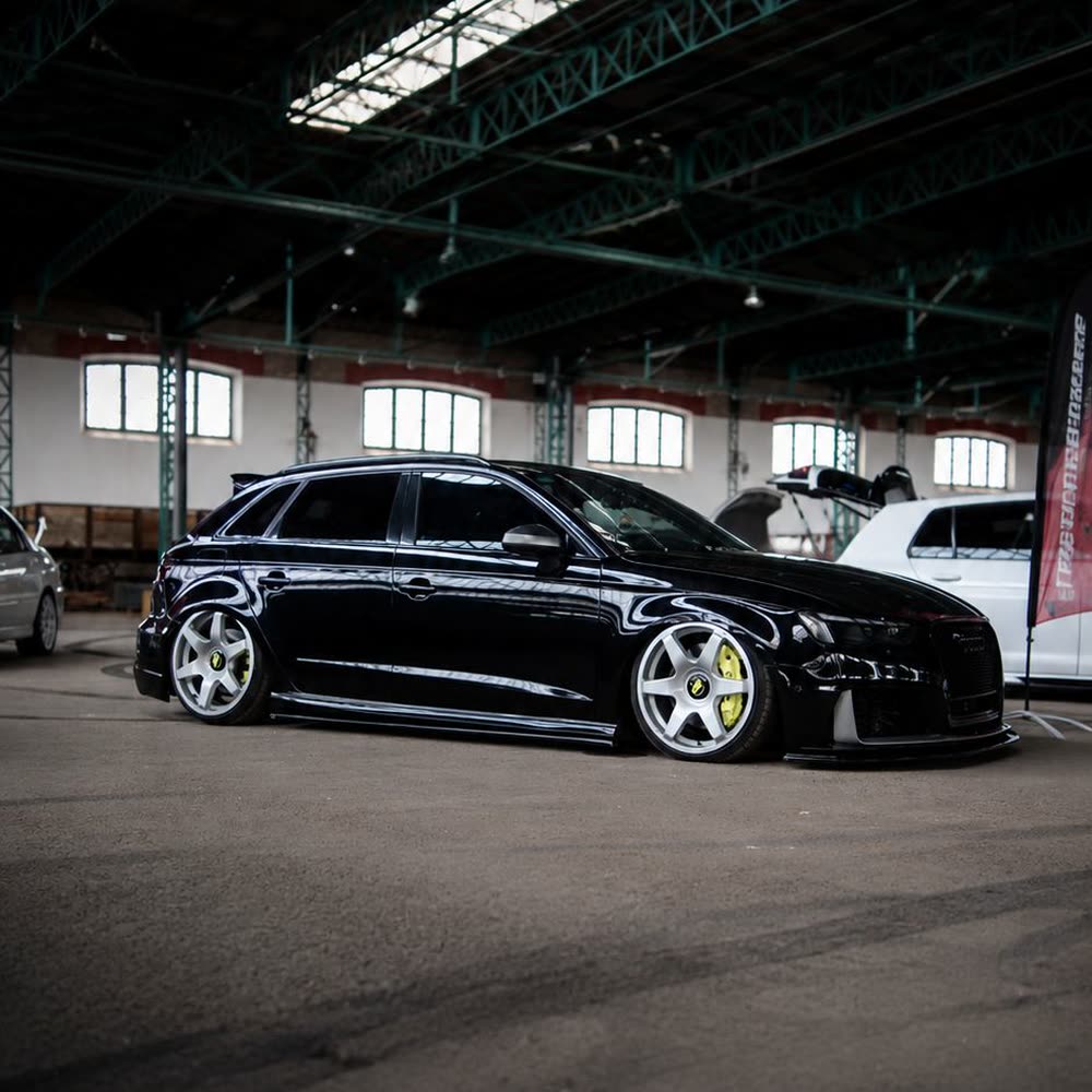 Audi RS3 negro rebajado en una exhibición
